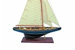 Barca a vela blu decorativa per la navigazione