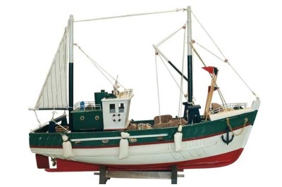 Modelo de barco de pesca com 49 cm de comprimento, à venda online.