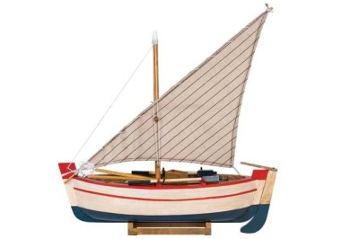Maqueta d'un vaixell de pesca tipus llaut, de venda en línia.