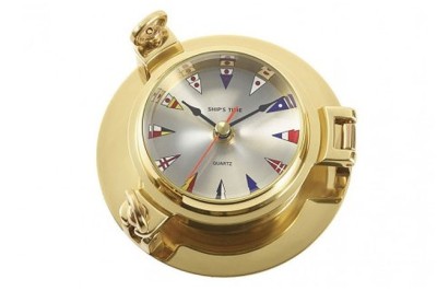 Reloj en portillo con banderas